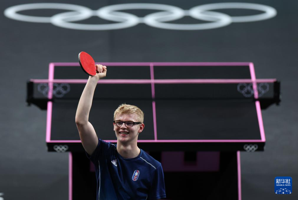 极其狭小的 极其狭小的